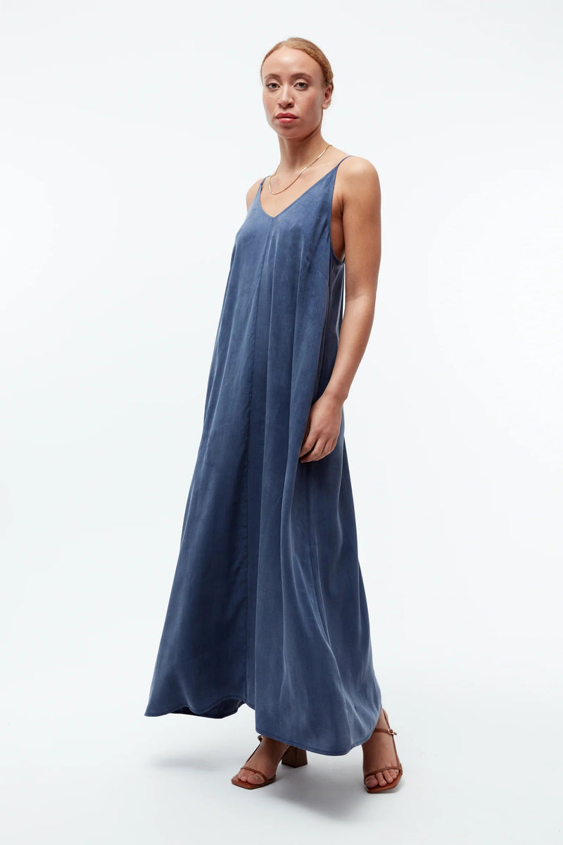 GIVN GBRoxie Maxi-Kleid aus Tencel in Blau, V-Ausschnitt und Spaghetti-Trägern, Vorderansicht