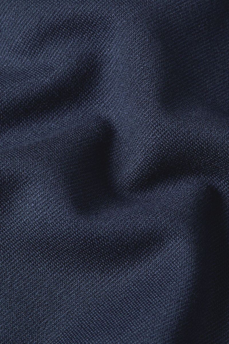 Nahaufnahme eines Jersey-Stoffes in dunkelblau