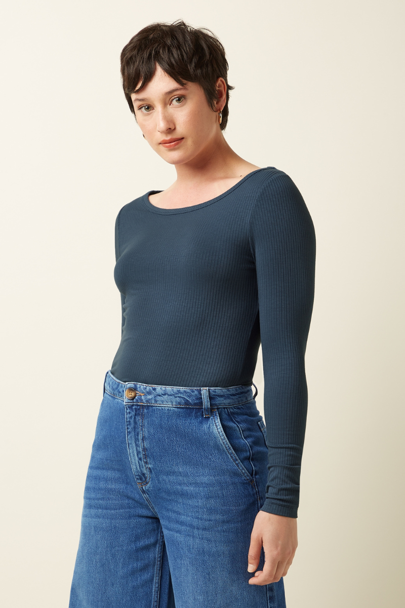 getragener longsleeve shirt lili uni rib in shadow blue von king louie mit high waist jeans im youmee.market bern