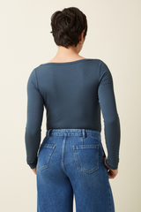 getragener longsleeve shirt lili uni rib in shadow blue von king louie mit high waist jeans im youmee.market 