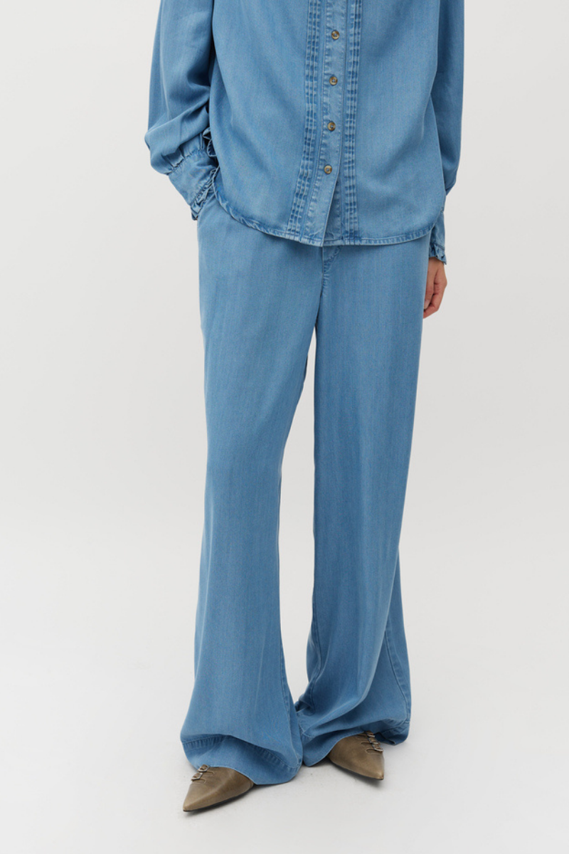 Leichte helle Jeans Palazzo Hose getragen von Frau von mbyM im youmee.market in Bern