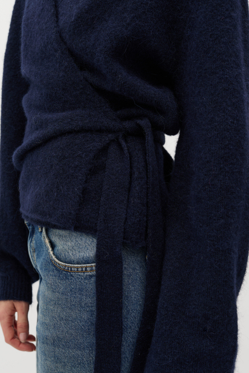 Wickelpulli getragen von Frau in dunkelblau von mbyM im youmee.market in Bern 