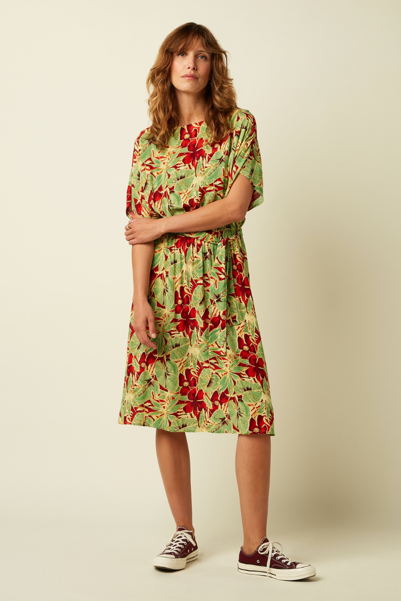 Leichtes Sommerkleid mit Blumenmuster in rot und grün von King Louie im Youmee.market Bern