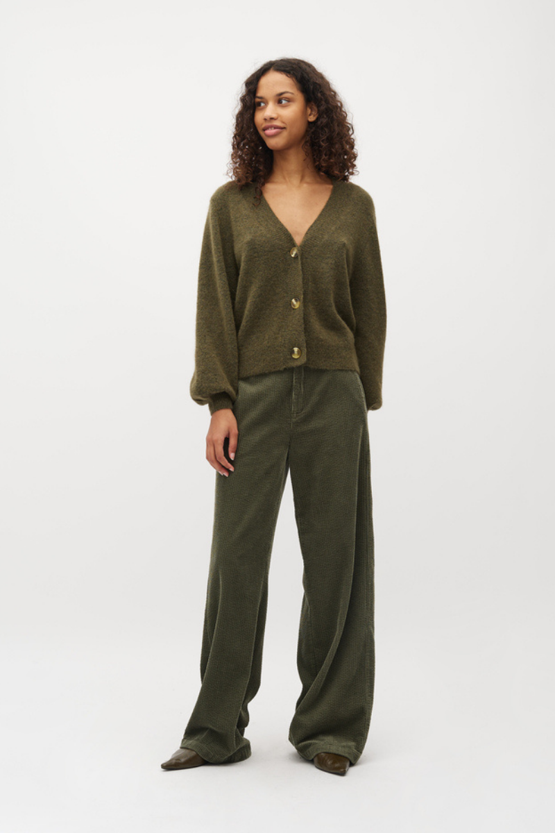 Palazzo-Hose manchester cord getragen von Frau in olivegrün von mbyM im youmee.market in Bern 