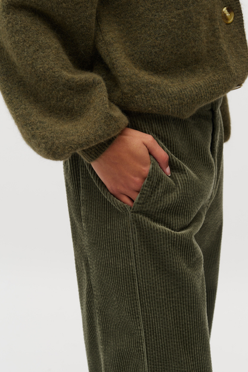 Palazzo-Hose manchester cord getragen von Frau in olivegrün von mbyM im youmee.market in Bern 