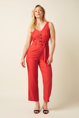 Roter Jumpsuit Einteiler mit V-Ausschnitt von King Louie für Frühling und Sommer 2026 im Youmee.market Bern