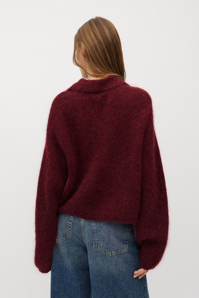 Strickjacke getragen von Frau mit Knöpfen in bordeauxrot von mbyM im youmee.market in Bern