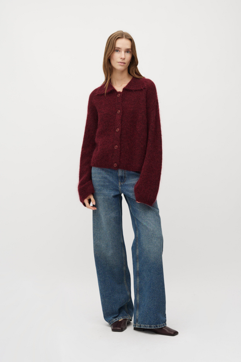 Strickjacke getragen von Frau mit Knöpfen in bordeauxrot von mbyM im youmee.market in Bern