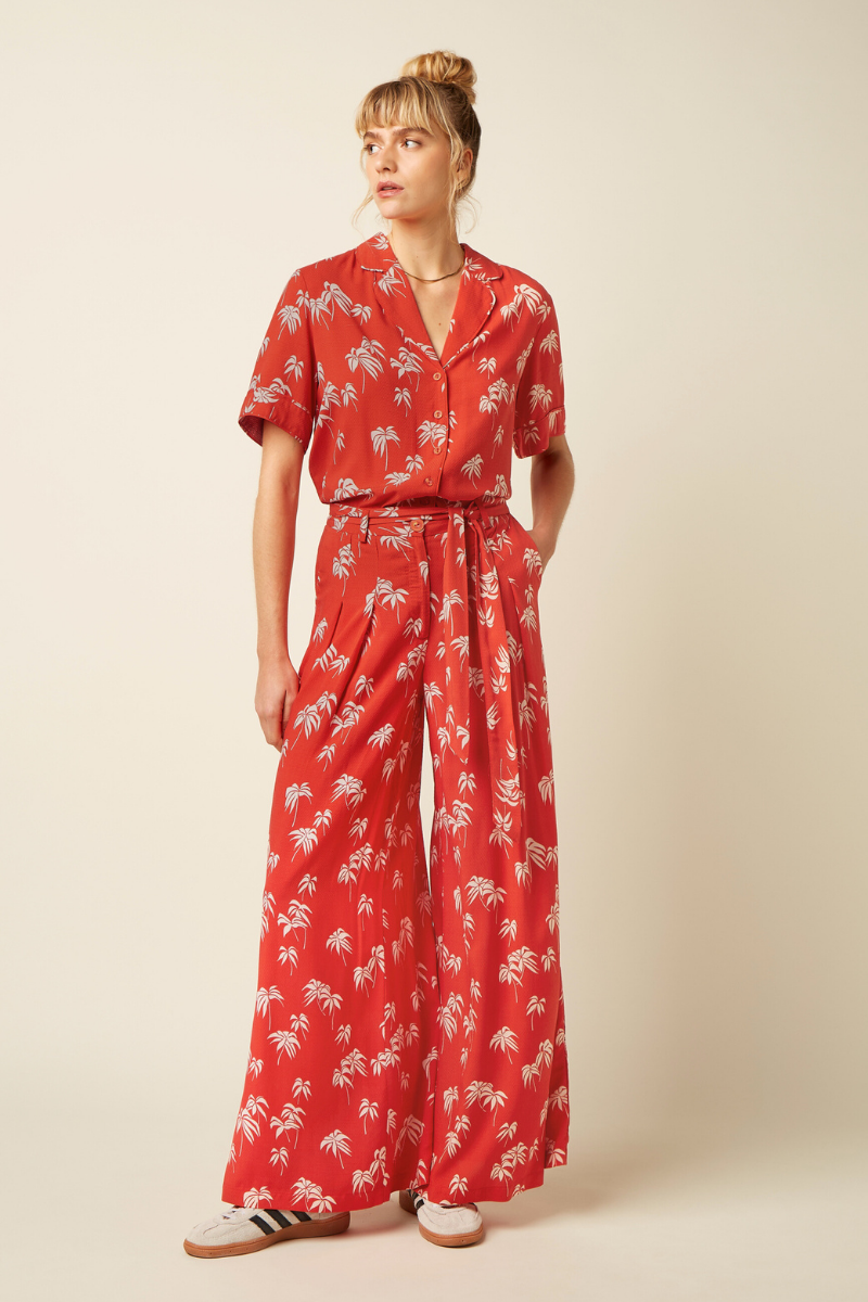 Kurzarm Bluse in Rot mit Palmenprint für den Sommer von King Louie im Youmee.market Bern