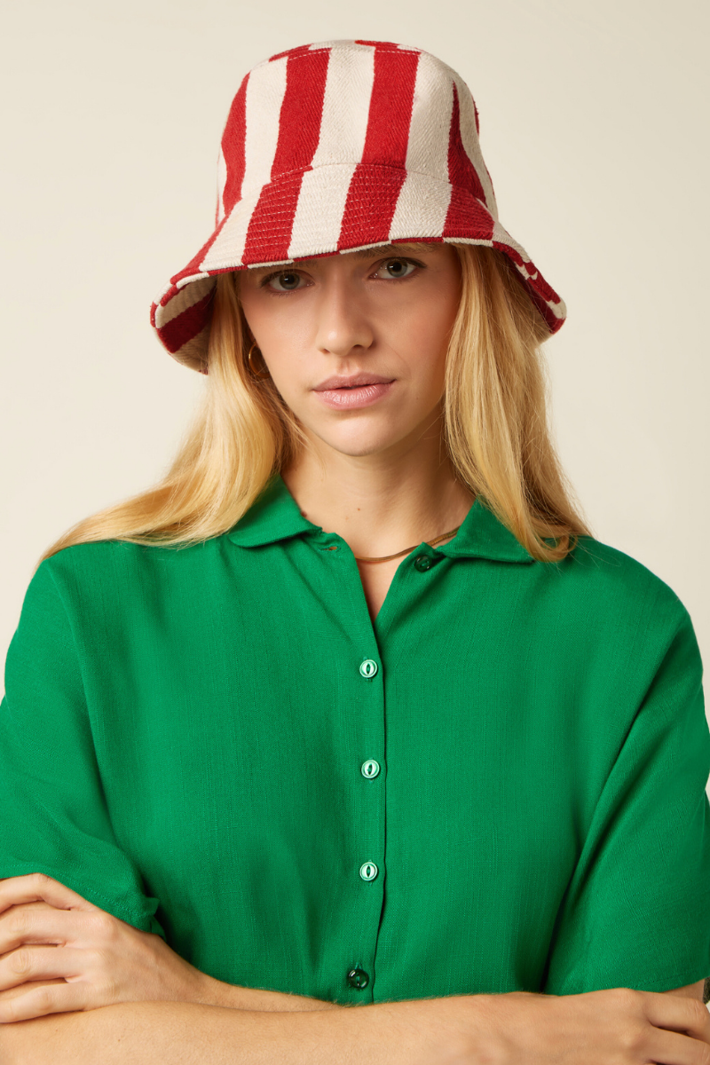 Sommerhut Bucket Hatin mit rot-weissen Streifen von King Louie im Youmee.market Bern