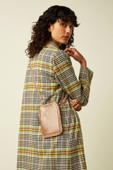 Kleine Cross-Body-Bag und Handytasche in glänzendem Champagner von King Louie im Youmee.market