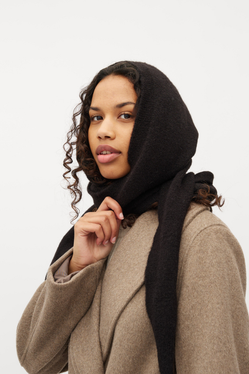 Mützenschal gestrickt getragen von Frau in schwarz von mbyM im youmee.market in Bern