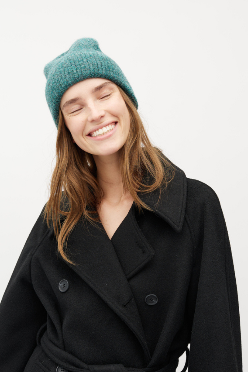 Mütze gestrickt in türkis getragen von Frau von mbyM im youmee.market in Bern