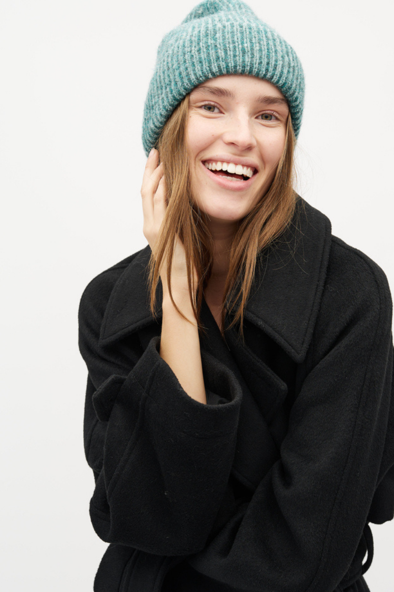 Mütze gestrickt getragen von Frau in türkis von mbyM im youmee.market in Bern