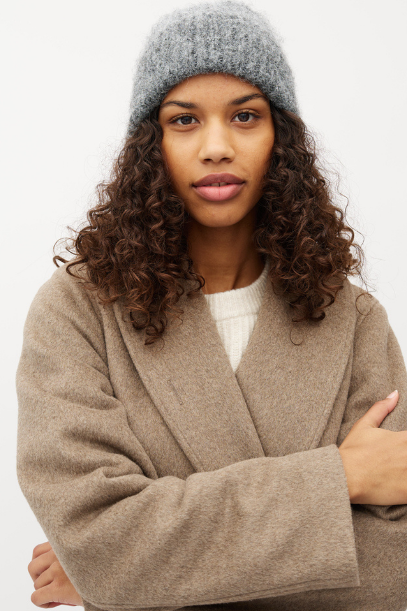 Mütze gestrickt in grau getragen von Frau von mbyM im youmee.market in Bern