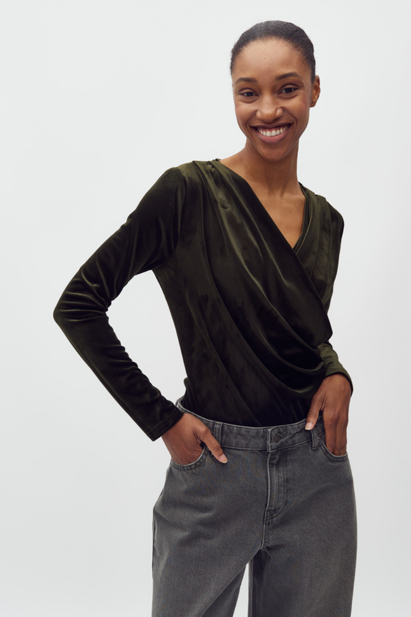 Samtbody langärmelig getragen von Frau in grün von mbyM im youmee.market in Bern