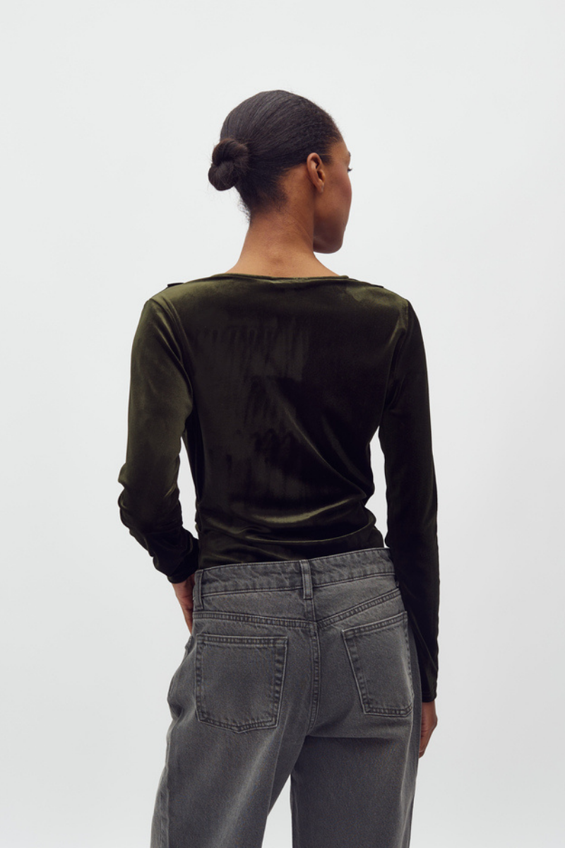 Samtbody langärmelig getragen von Frau in grün von mbyM im youmee.market in Bern