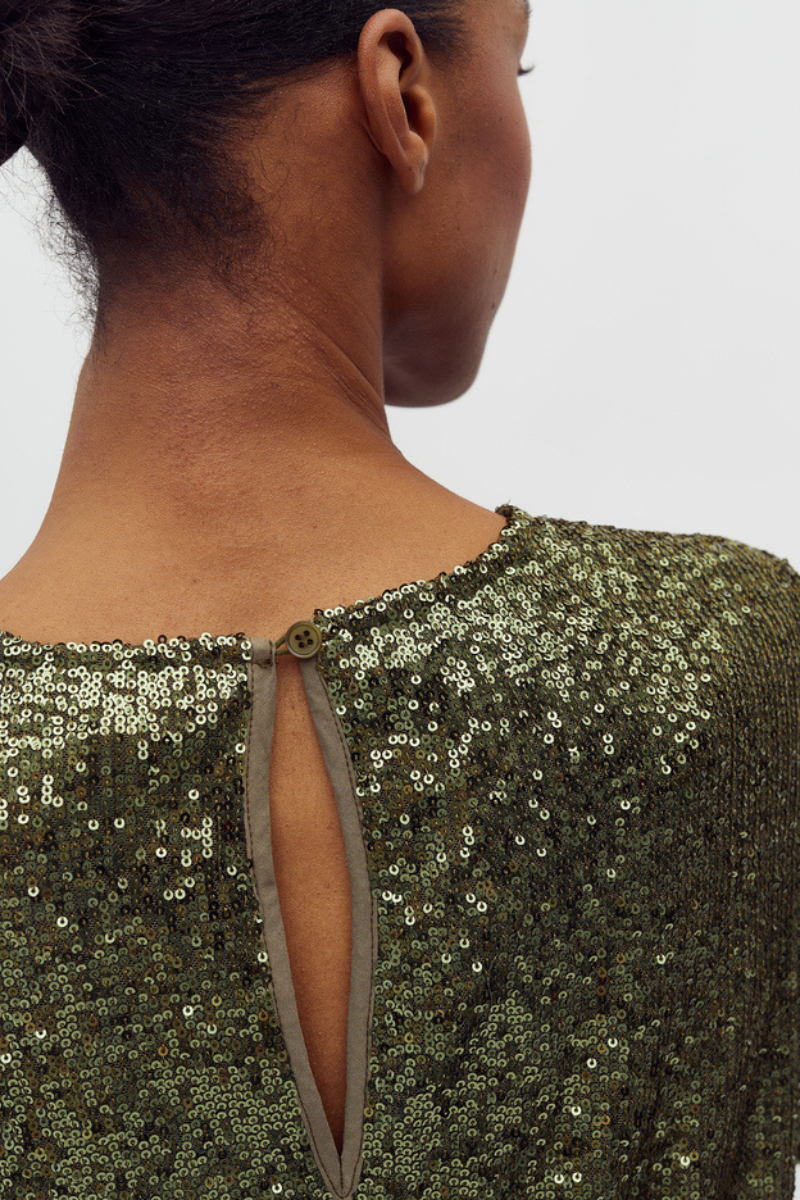 Pailletten Bluse kurzärmelig getragen von Frau in grün im youmee.market in Bern 