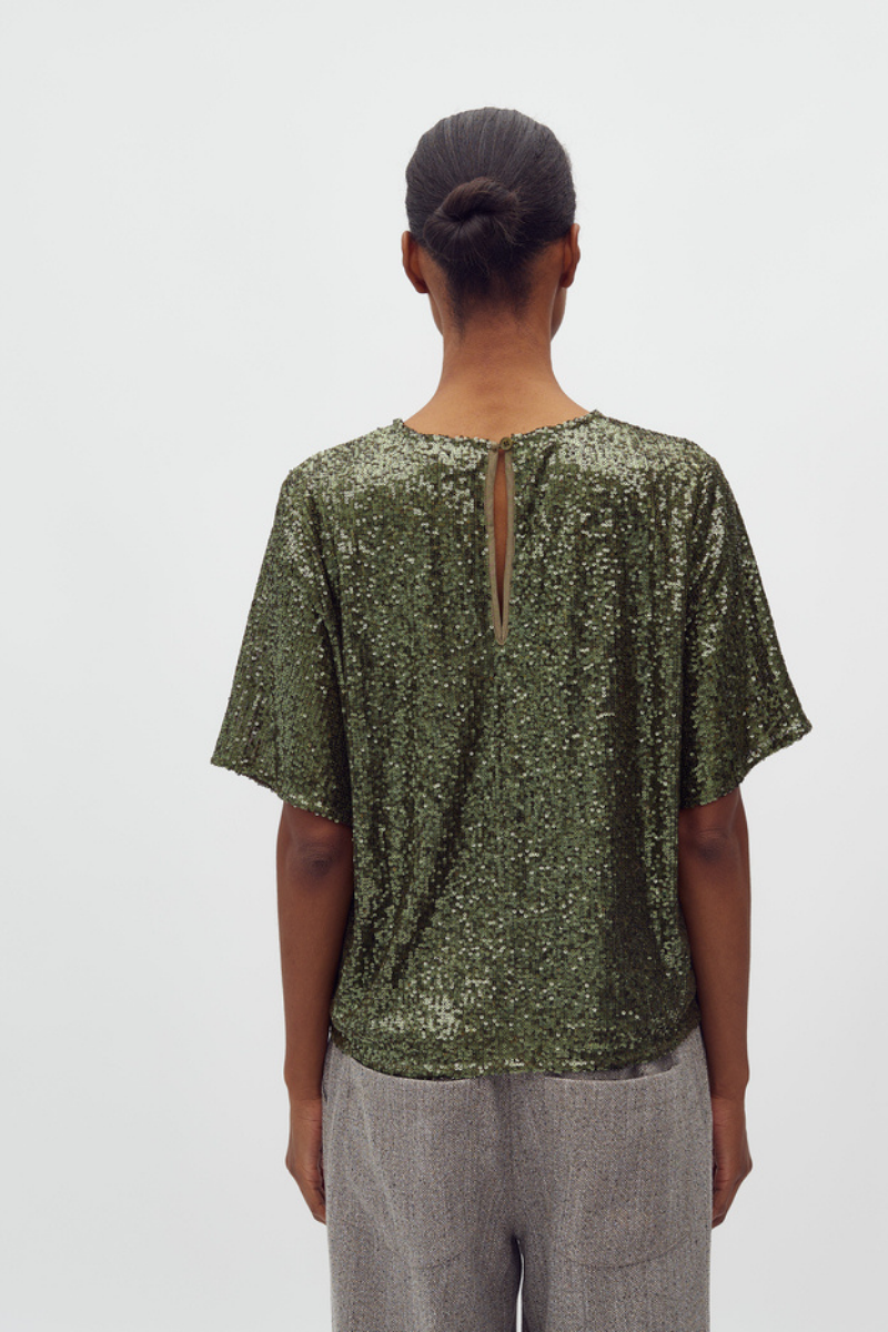 Pailletten Bluse kurzärmelig getragen von Frau in grün im youmee.market in Bern 