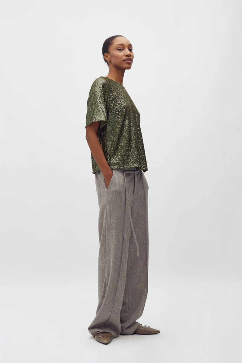 Pailletten Bluse kurzärmelig getragen von Frau in grün im youmee.market in Bern 