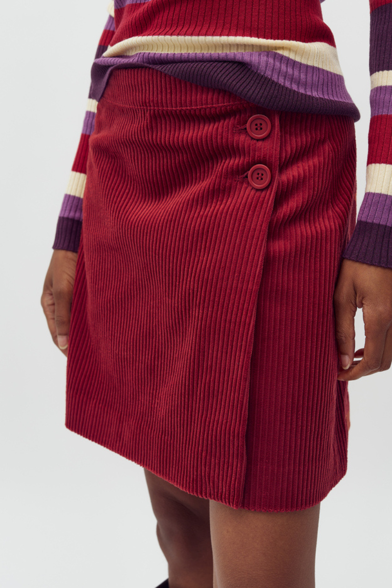 Manchester-Jupe Cord-Minirock von Frau getragen in rot von MbyM im youmee.market in Bern