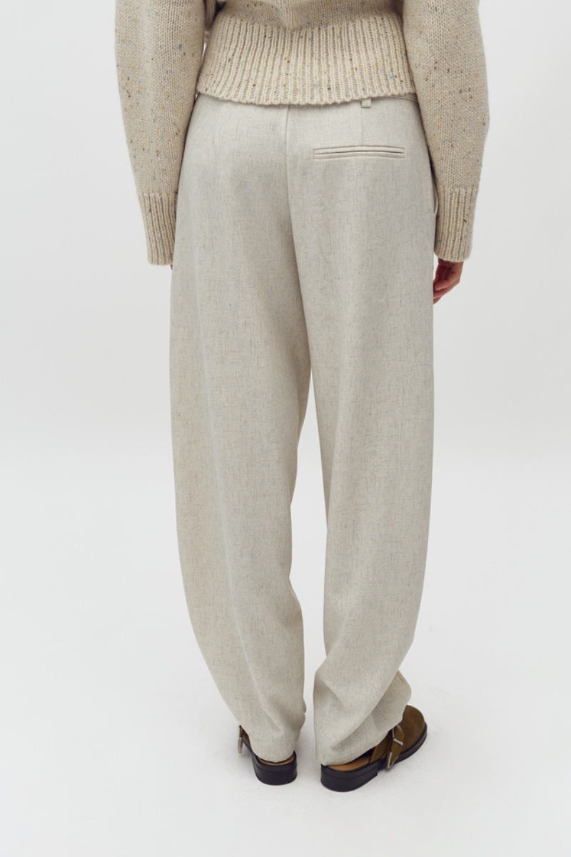 Ballonhose von Frau getragen in creme von MbyM im youmee.market in Bern