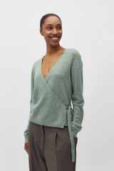 Dünner Wickelpulli getragen von Frau gestrickt in mintgrün von MbyM