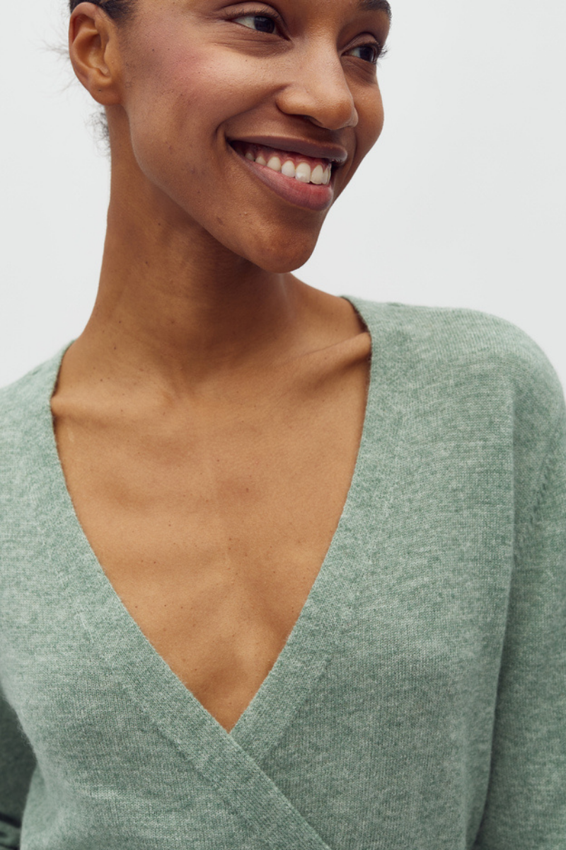 Dünner Wickelpulli getragen von Frau gestrickt in mintgrün von MbyM