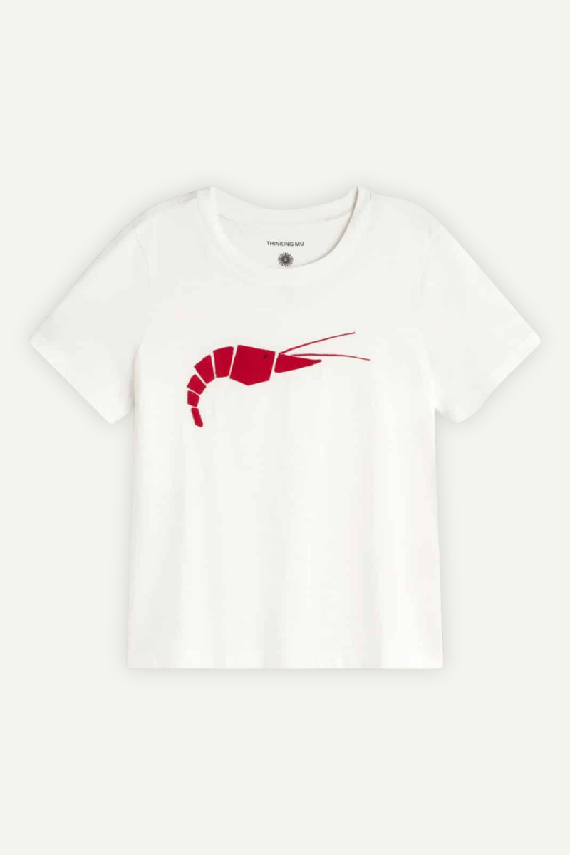 Weisses T-Shirt Origami Ida von Thinking MU mit rotem Shrimp-Motiv, Bio-Baumwolle, erhältlich bei Youmee.market Bern