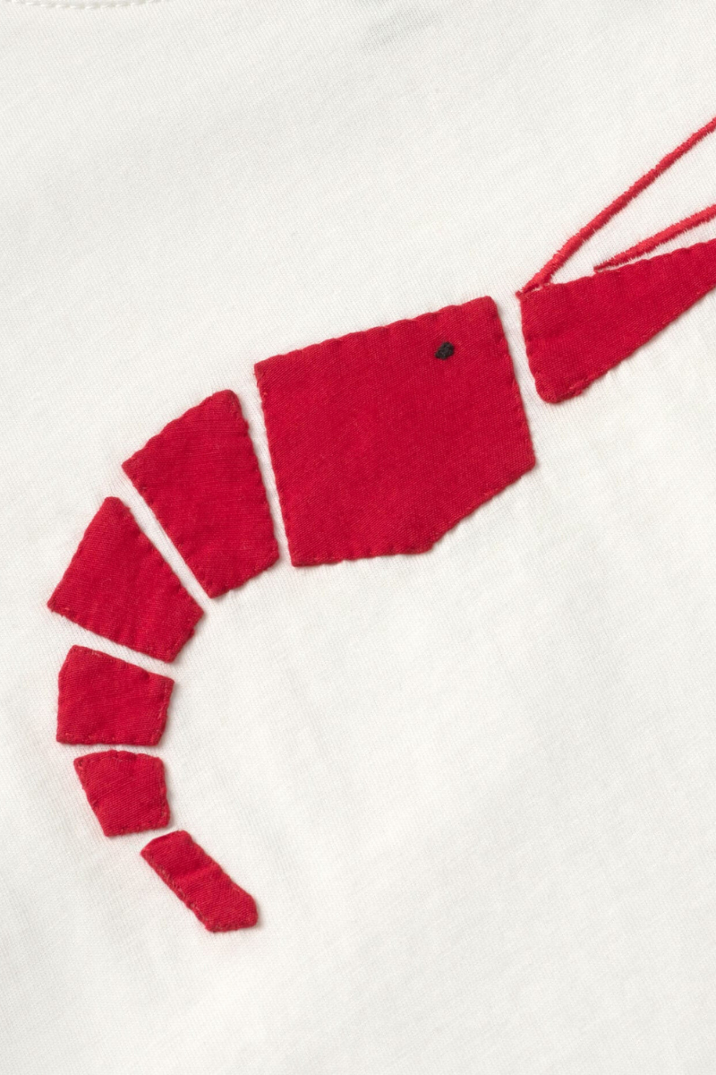 Weisses T-Shirt Origami Ida von Thinking MU mit rotem Shrimp-Motiv, Bio-Baumwolle, erhältlich bei Youmee.market Bern