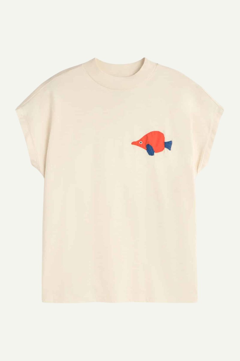 T-Shirt Trompeta Patch von Thinking MU in Ecru mit orangem Fisch-Patch, aus Bio-Baumwolle, erhältlich bei Youmee.market Bern