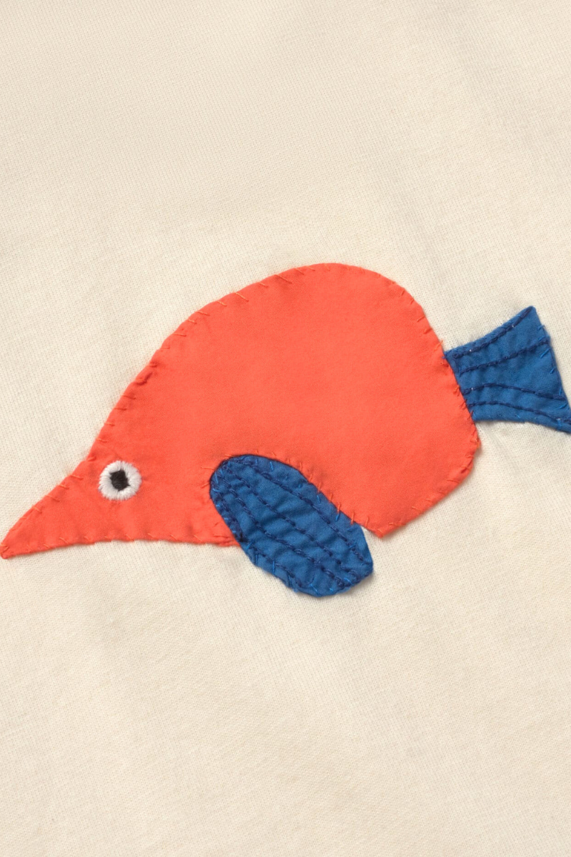 T-Shirt Trompeta Patch von Thinking MU in Ecru mit orangem Fisch-Patch, aus Bio-Baumwolle, erhältlich bei Youmee.market Bern