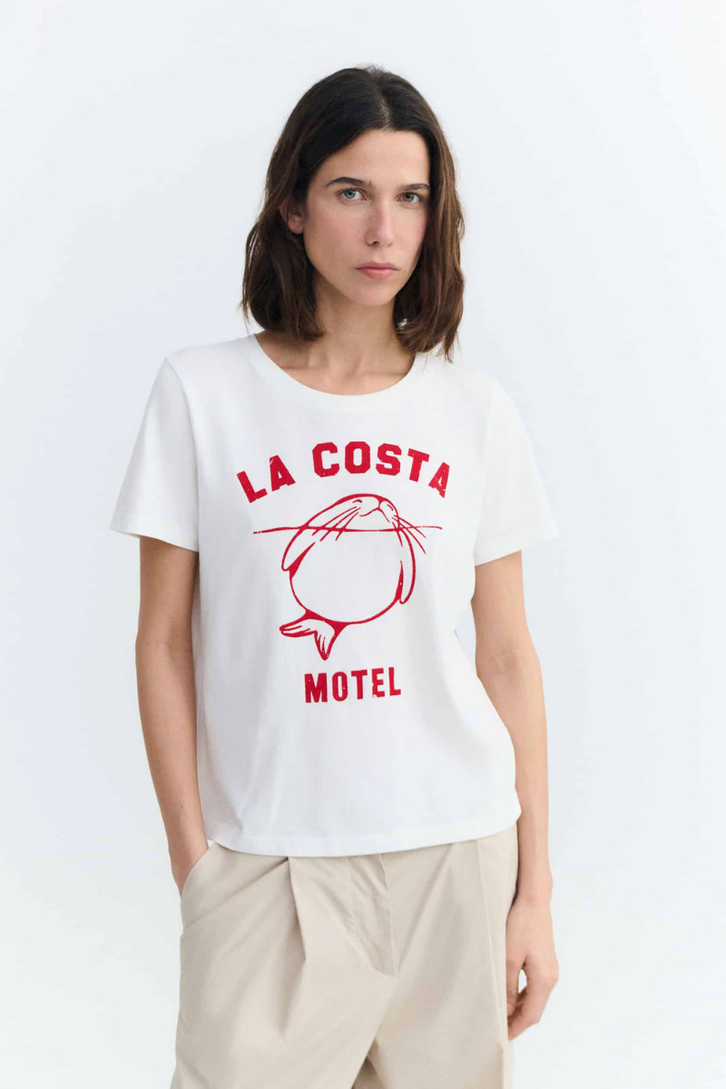 Thinking MU T-Shirt in Weiss mit rotem „La Costa Motel“-Print, aus Bio-Baumwolle, erhältlich bei Youmee.market Bern
