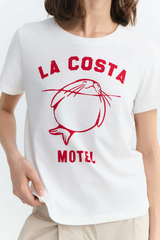 Thinking MU T-Shirt in Weiss mit rotem „La Costa Motel“-Print, aus Bio-Baumwolle, erhältlich bei Youmee.market Bern