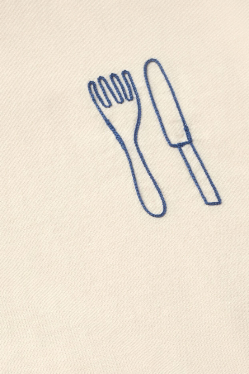 Thinking MU T-Shirt in Ecru mit blauer Besteck-Stickerei auf der Brust, Bio-Baumwolle, erhältlich bei Youmee.market Bern