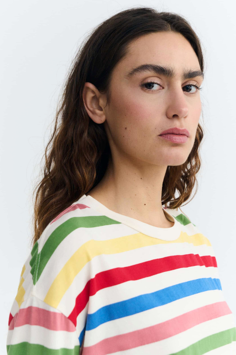 Thinking MU Langarmshirt Emily mit bunten Streifen auf naturfarbenem Grund, aus Bio-Baumwolle, erhältlich bei Youmee.market Bern
