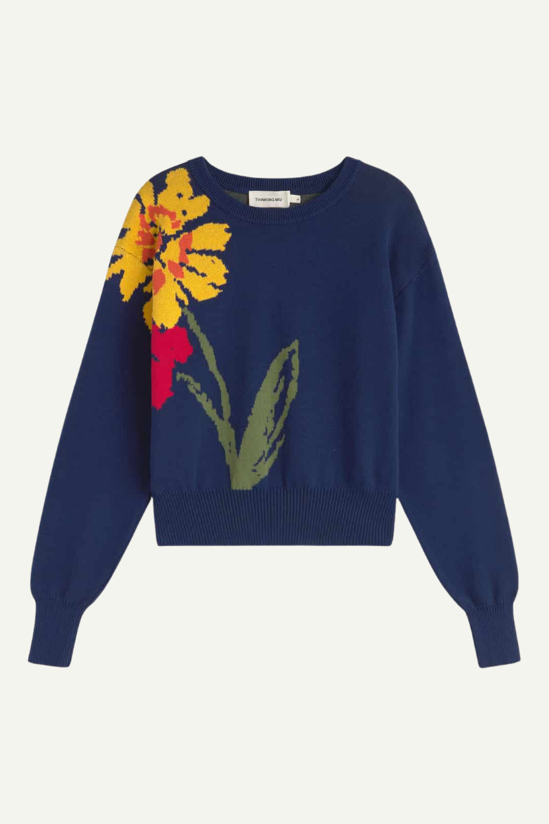 Blauer Thinking MU Strickpullover mit gelber Blumenstickerei, Bio-Baumwolle, erhältlich bei Youmee.market Bern