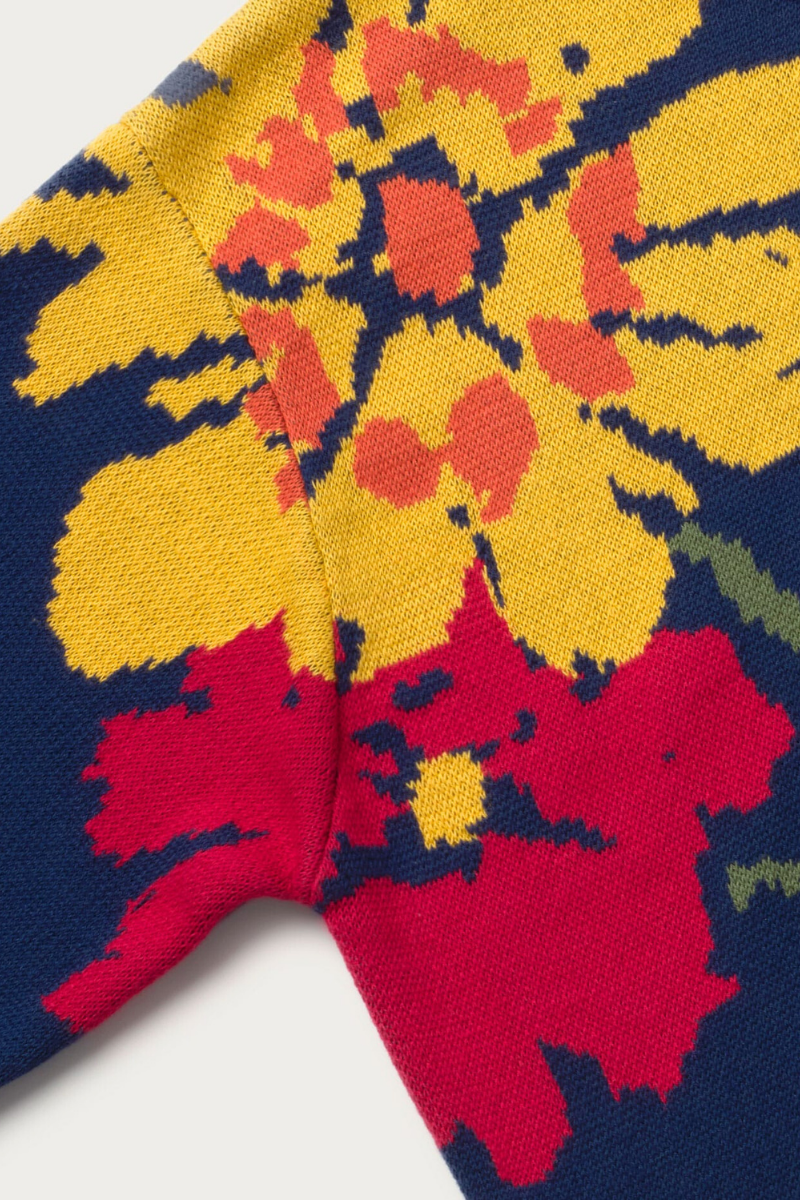 Blauer Thinking MU Strickpullover mit gelber Blumenstickerei, Bio-Baumwolle, erhältlich bei Youmee.market Bern