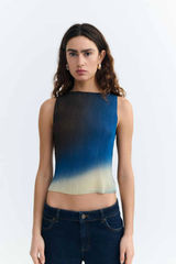 Thinking MU Top Dora aus plissiertem Stoff mit Farbverlauf in Blau-Braun und Rückenausschnitt, recyceltes Material, Youmee.market Bern