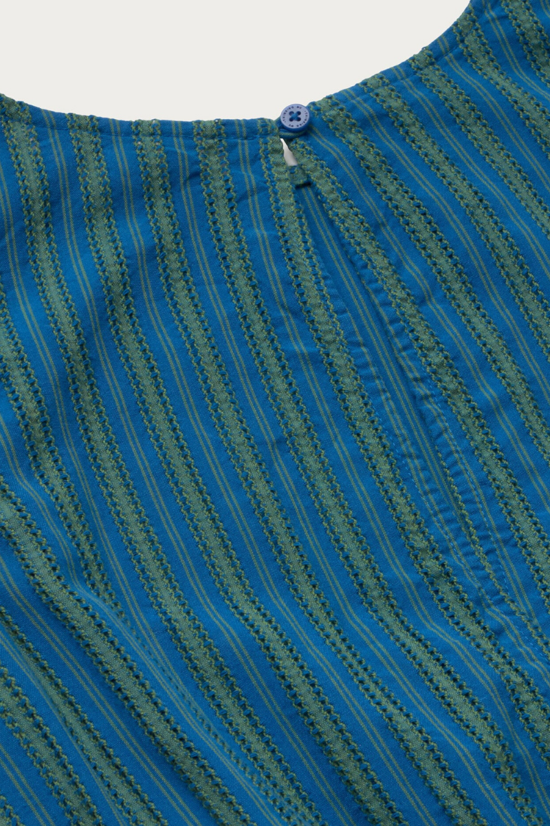 Thinking MU Sommerkleid Kin mit blau-grünem Streifenmuster aus Bio-Baumwolle, erhältlich bei Youmee.market Bern