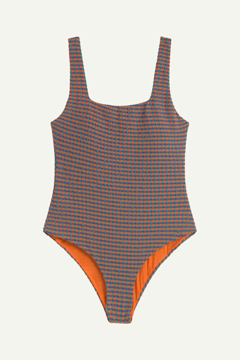 Thinking MU Badeanzug Amalfi mit Seersucker-Struktur in Orange-Blau, Retro-Design, nachhaltig, erhältlich bei Youmee.market Bern