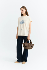 Thinking MU Volta Print T-Shirt für Damen kombiniert mit dunkler Hose – Youmee.market Schweiz