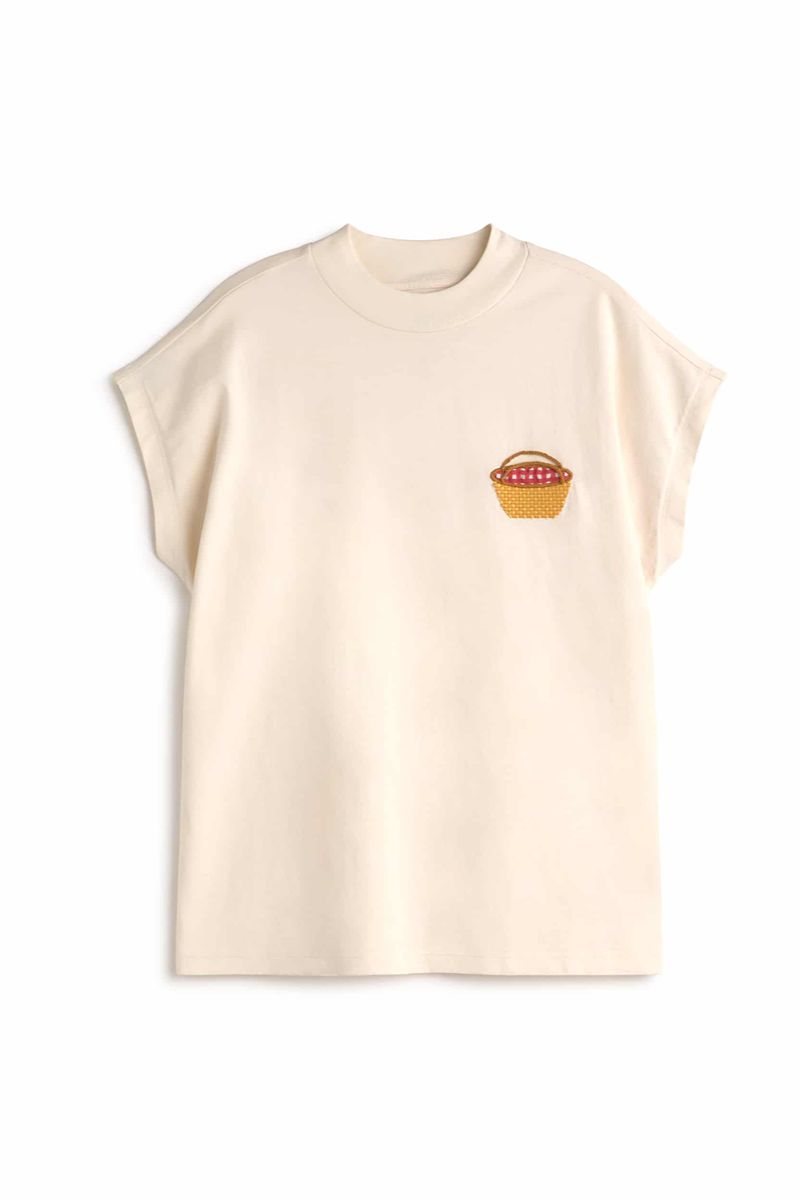 Detail der farbigen Basket Stickerei auf dem Thinking MU Volta T-Shirt – Youmee.market Schweiz