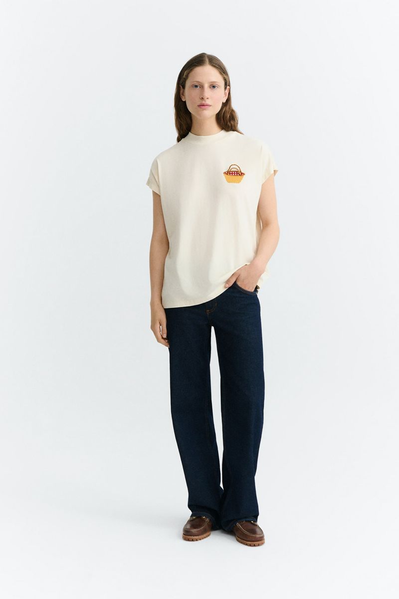 Thinking MU Volta Damen T-Shirt aus Bio-Baumwolle in Ecru kombiniert mit dunkler Hose – Youmee.market Schweiz