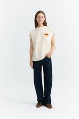 Thinking MU Volta Damen T-Shirt aus Bio-Baumwolle in Ecru kombiniert mit dunkler Hose – Youmee.market Schweiz