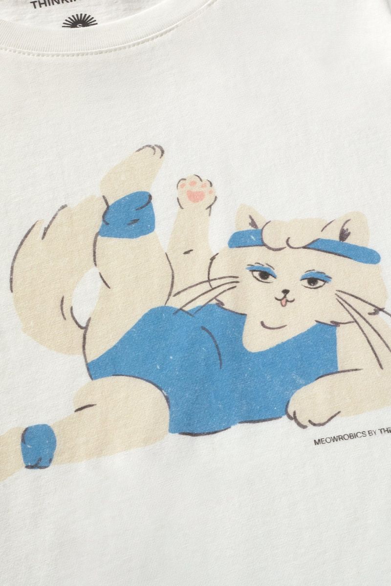 Detail des Meowrobics Katzen-Prints auf dem Thinking MU Mirna T-Shirt – Youmee.market Schweiz
