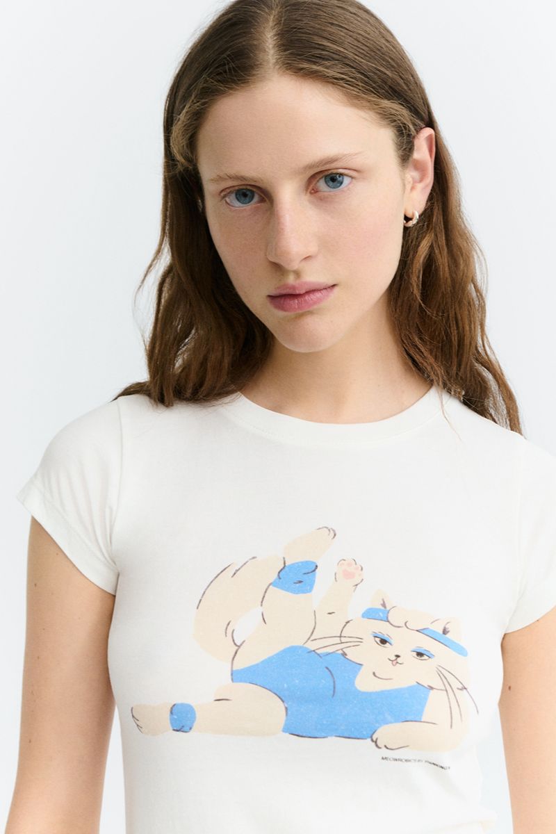 Thinking MU Mirna Meowrobics T-Shirt Damen in Weiss mit blauem Katzenmotiv – Youmee.market Schweiz
