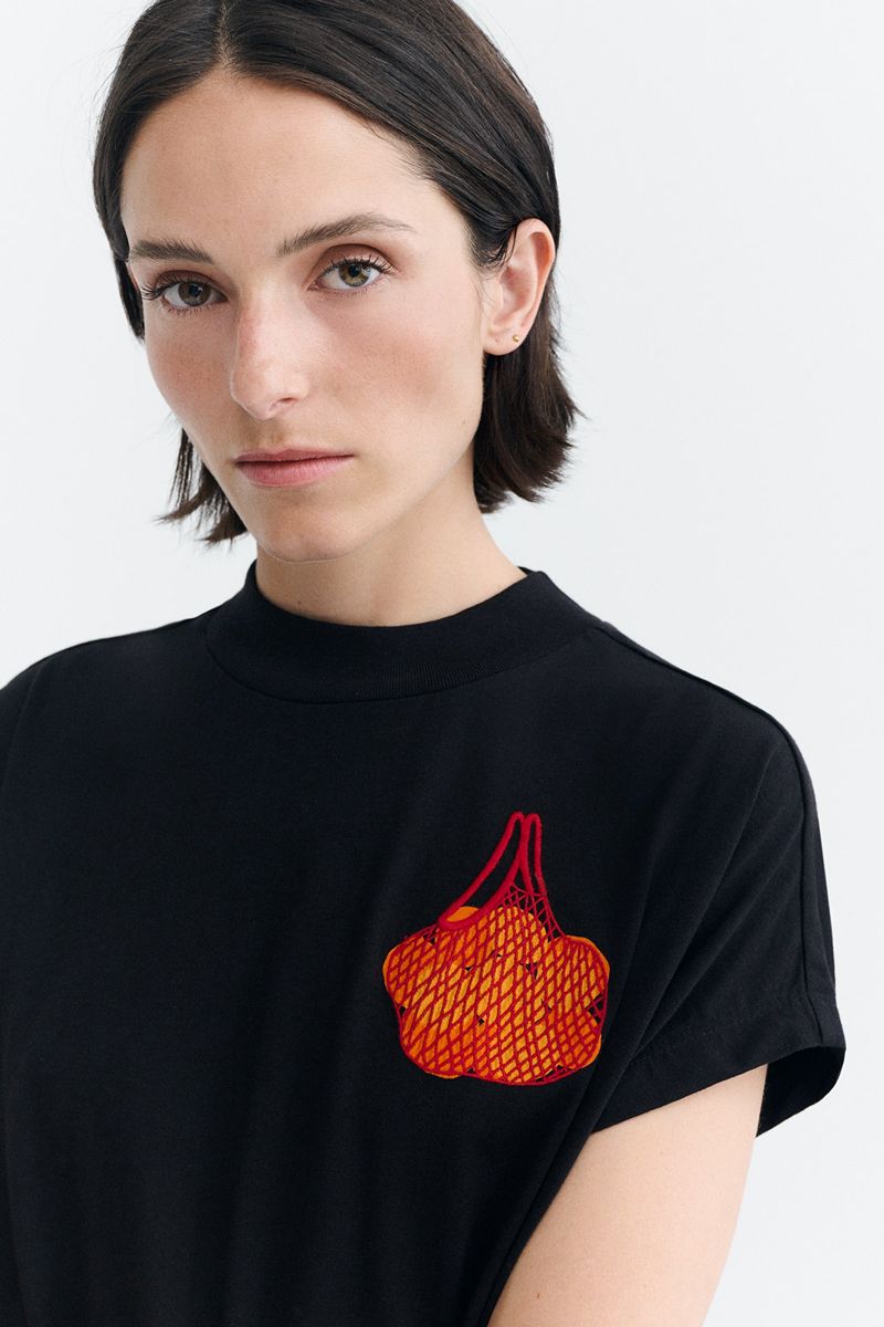 Thinking MU Volta Mandarinas schwarzes Damen T-Shirt mit orange-roter Stickerei auf der Brust – Youmee.market Schweiz