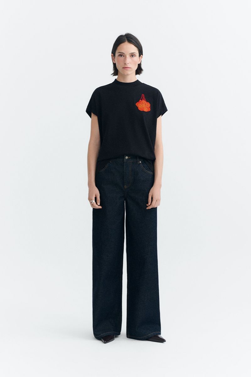 Thinking MU Volta Mandarinas Damen T-Shirt aus Bio-Baumwolle in Schwarz mit weiter dunkler Hose – Youmee.market Schweiz