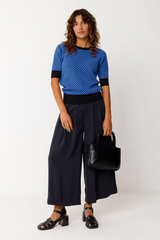 Schwarze SKFK Lederhandtasche aus Rindsleder – fair produziert, vielseitig tragbar als Hand- oder Umhängetasche